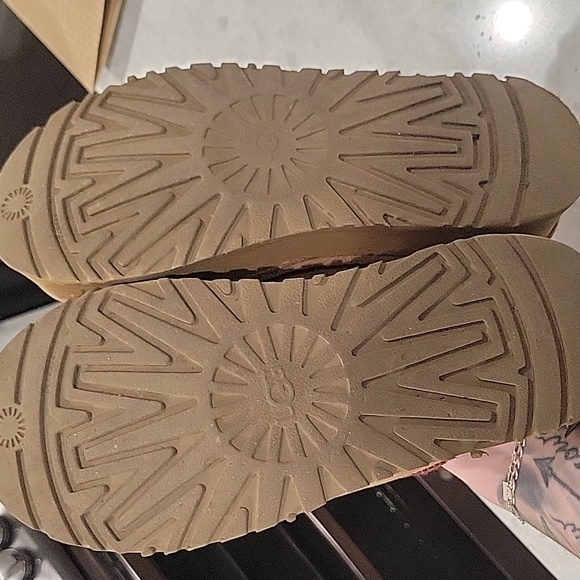 UGG Tan Size 6  Slippers - Picture 5 of 6
